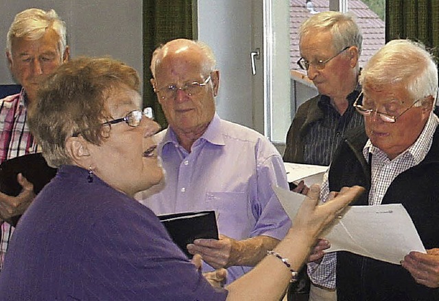 Bereit:  Dirigentin Sigrun Wunderwald ...zert  in der Mslehalle  eingestimmt.   | Foto: Reinhard Herbrig