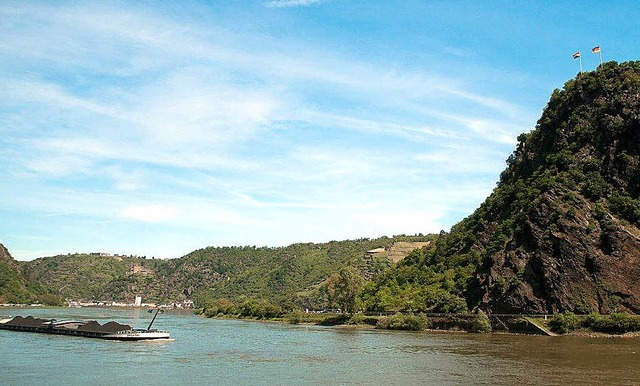 Viel besucht und viel besungen: die Loreley (rechts) am Mittelrhein  | Foto: FS Medien-Loreley-Touristik