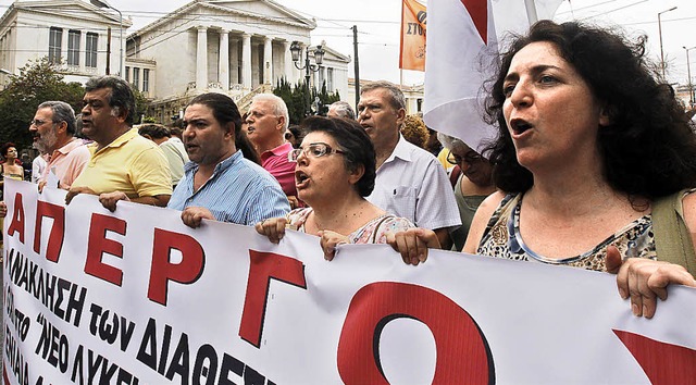 Lehrer demonstrieren in Athen.   | Foto: dpa