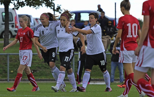 Die deutschen U17-Juniorinnen bejubeln... ein 8:1-Kantersieg gegen die Schweiz.  | Foto: hahne