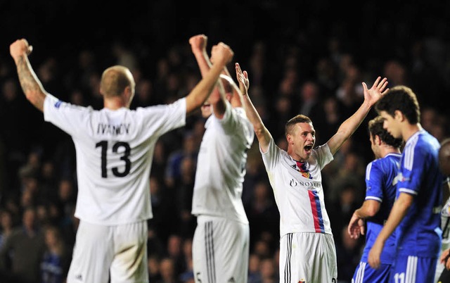 Freude beim FC Basel: 2:1 siegten sie beim FC Chelsea.  | Foto: AFP