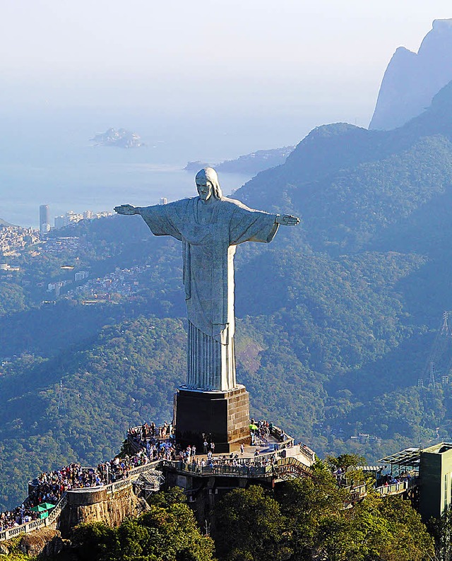 Jesus in Rio: Hoch ber der Stadt ist ...r der Anziehungspunkte fr Touristen.   | Foto: dapd