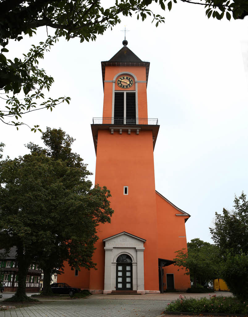Ansichten der Friedenskirche in Altenheim.