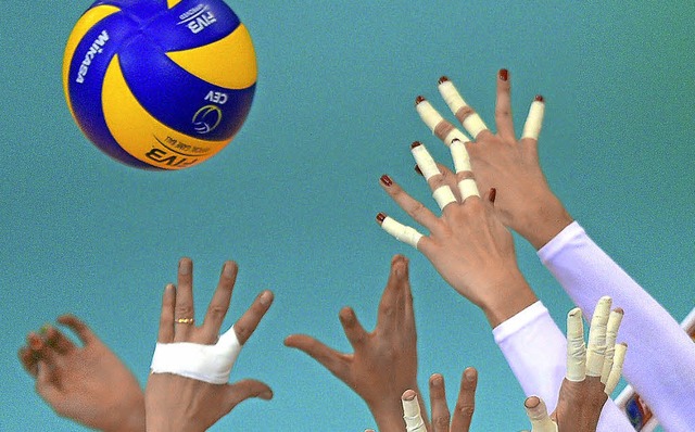 Viele Hnde und ein Ball = Volleyball   | Foto: Archiv: dpa