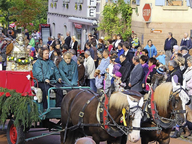 Zahlreiche Besucher &#8211; so wie hie...Pferdeprozession durch den Ort fhrt.   | Foto: Ulrike Hiller