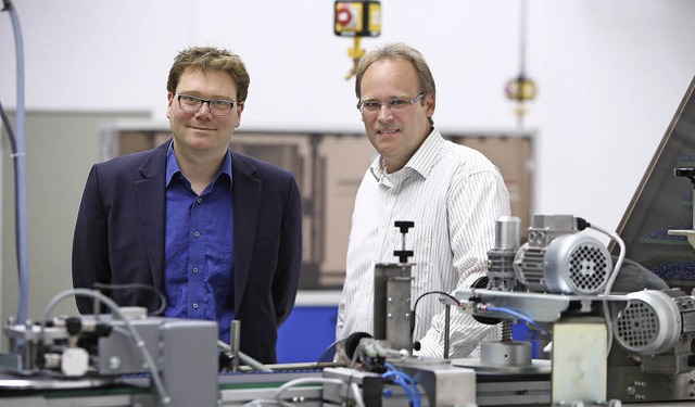 Frank Neumeister (rechts) mit Tobias L...r der neuen optischen Prfmaschinen.    | Foto: christoph breithaupt