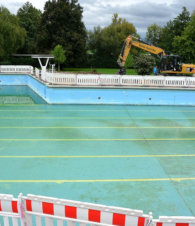 Noch steht Wasser im Becken, drumherum...tz der vielen Regentage, schon waren.   | Foto: manfred frietsch