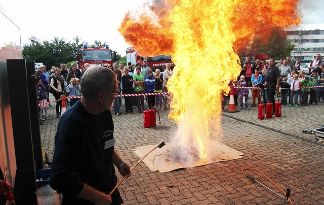 Besser nicht so: Was passiert, wenn ma...der Btzinger Feuerwehr demonstriert.   | Foto: horst david