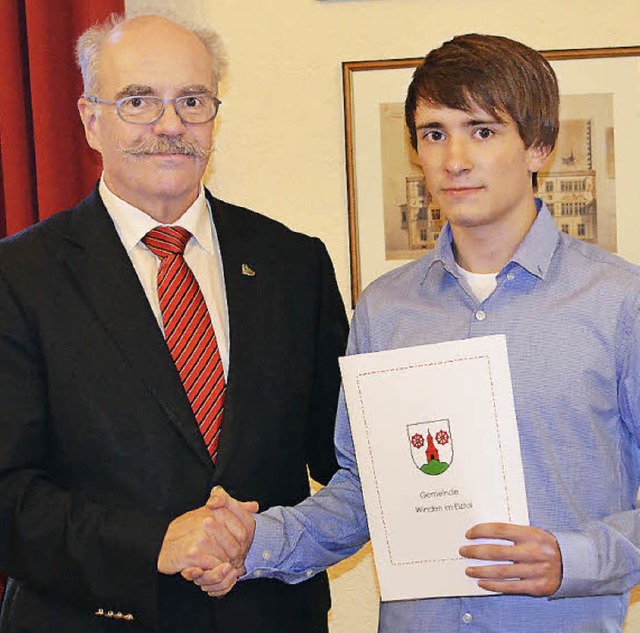 Brgermeister Clemens Bieniger zeichne...bschluss mit einem Gemeindepreis aus.   | Foto: Nikolaus Bayer