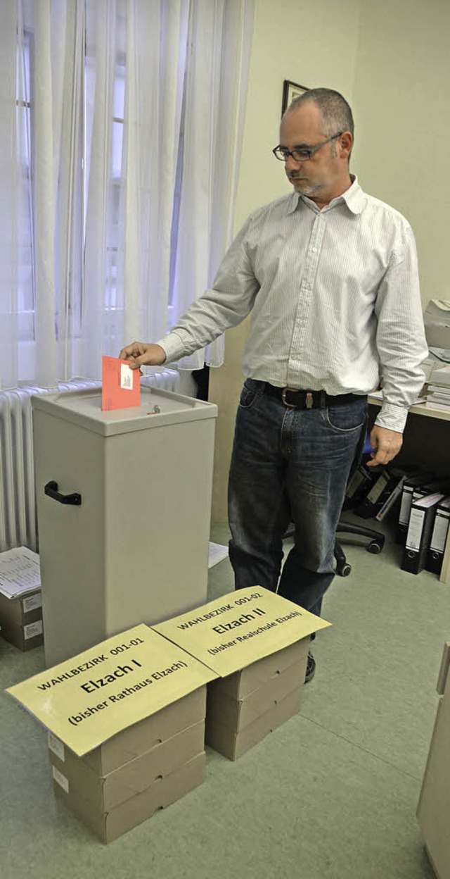 So geht&#8217;s: Wahlleiter Michael Bu... in Elzach schon mal die Stimmabgabe.   | Foto: Bernd Fackler