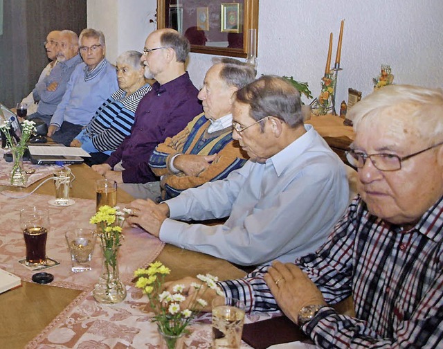 Walter Schwarz (lila Hemd) berichtet ber die Fraktionsarbeit.   | Foto: Greiner