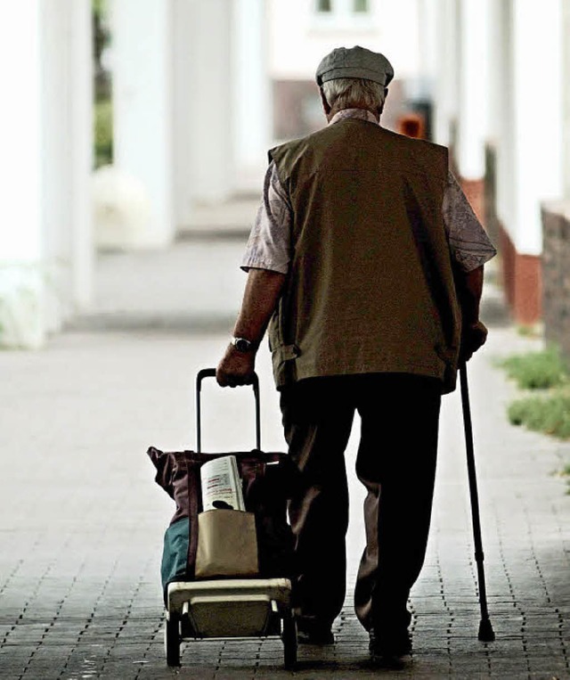 Immer mehr Senioren auch auf dem Hotze...rat Hotzenwald unter die Arme greifen.  | Foto: dpa/gms