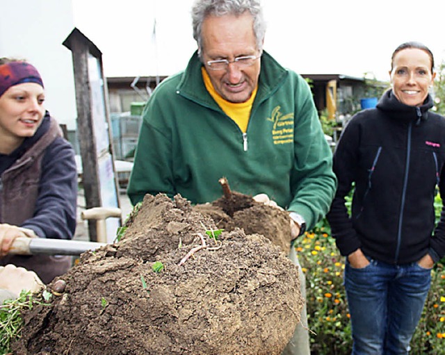 Kursleiter Peter Berg untersucht einen Humusballen.   | Foto: Bronner