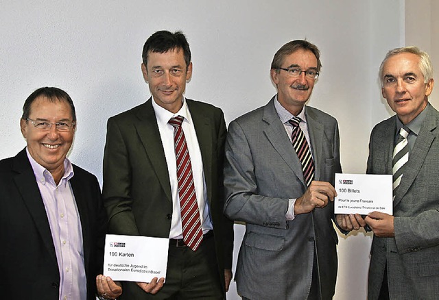 Dr. Christoph Hoffmann (2.v.links) und...n Uli Wiedle (rechts) und Alain Girny.  | Foto: Katharina Bartsch
