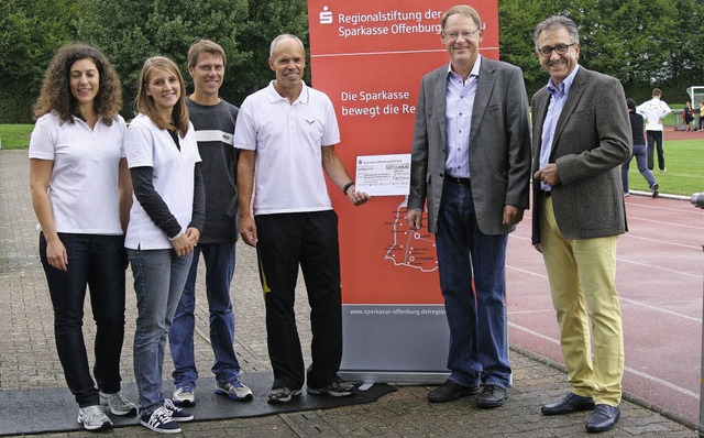 v. l. Katrin Kienzler, Bianca Heuberge...sstellenleiter Sparkasse Schutterwald)  | Foto: Bild honorarfrei