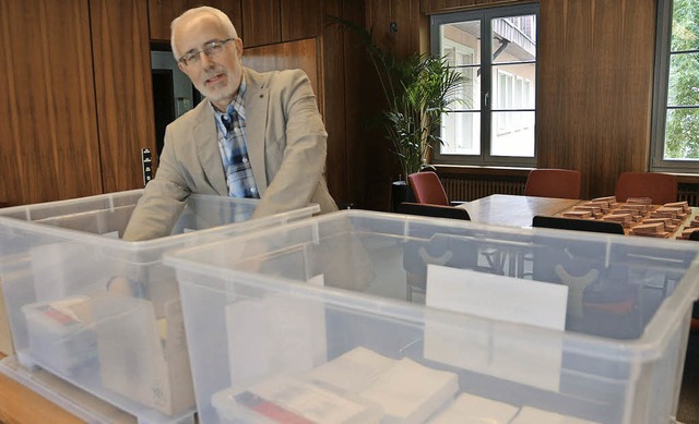 Fr jeden Wahlbezirk eine Wanne voll m...hlern zurckgeschickten Stimmzettel.   | Foto: Axel Kremp