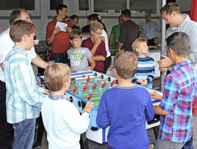 Spa und Unterhaltung gab&#8217;s beim... beim Tischkickerturnier im Schulhof.   | Foto: Mario Schneberg