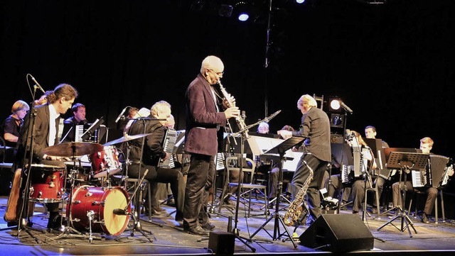 Drummer Matthias Daneck, Saxophonist M...nd das Freiburger Akkordeon-Orchester   | Foto: Oliver Heil