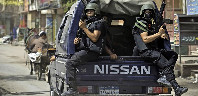gyptische Polizisten whrend der Strmung des Dorfes Kerdassa   | Foto: afp