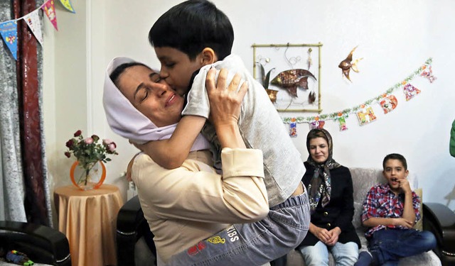 Die Menschenrechtlerin Nasrin Sotudeh ...reilassung zusammen mit ihrer Familie   | Foto: DPA