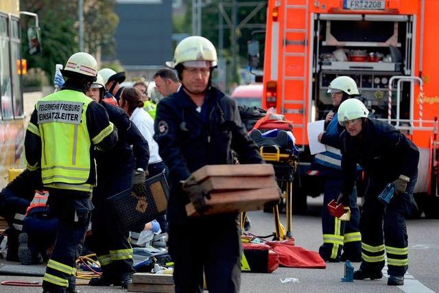 Straßenbahnunfall in der Merzhauser Straße – Feuerwehr rettet eingeklemmte Frau