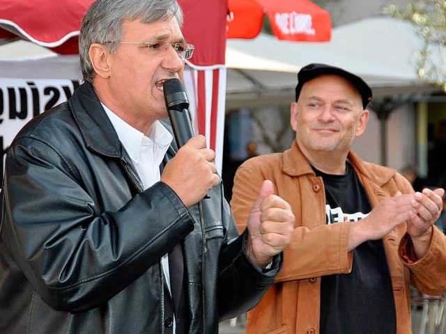 Linken-Chef Bernd Riexinger (links) mi...s Grein auf dem Alten Markt in Lrrach  | Foto: Daniel Gramespacher