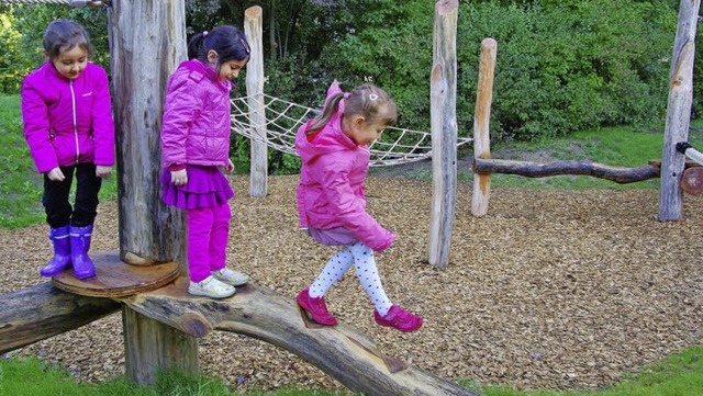 Anna, Zainab und Sophie (von links) balancieren im neuen Klettergarten.   | Foto: Gnter Hammer