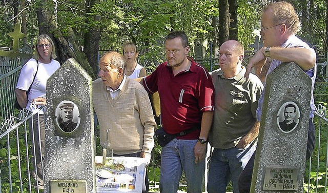 Die Brder Br an den Grbern ihrer russischen Groeltern   | Foto: Privat