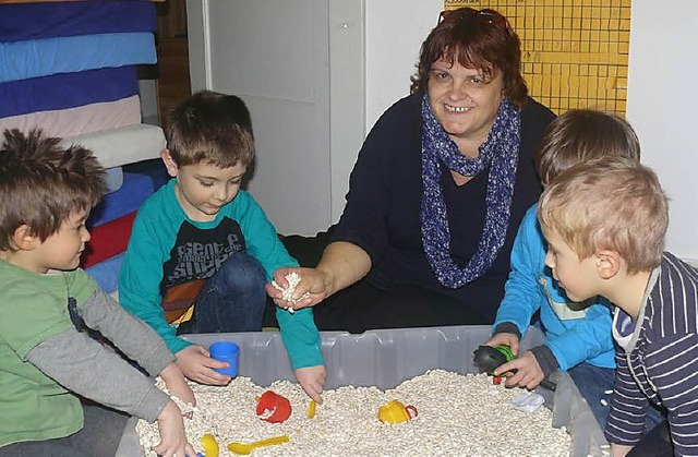 Heidi Neuschtz mit Krippenkinder im Kinderland.   | Foto: Silvia Bleckmann