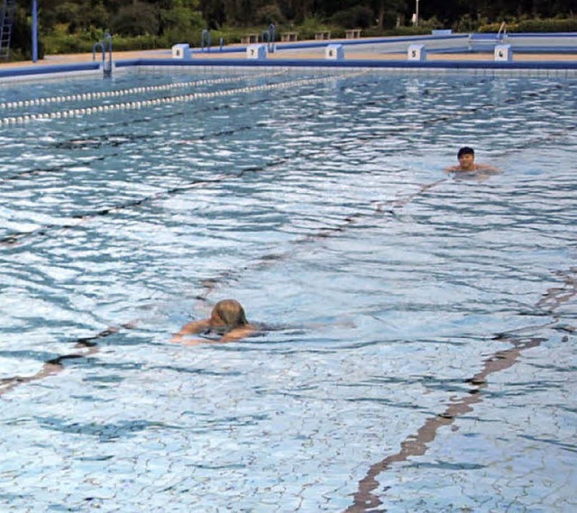 Nur noch wenige Schwimmer ziehen am le...n, dabei hat das Wasser noch 20 Grad.   | Foto: Albert Greiner