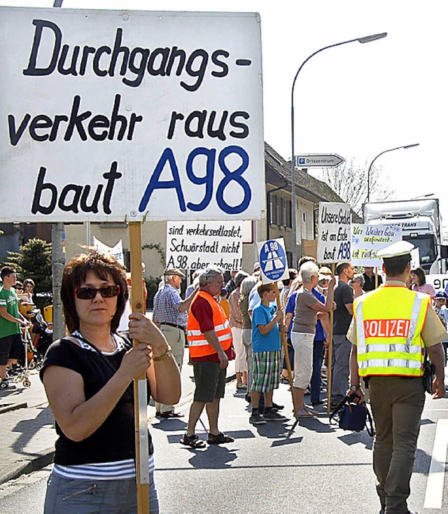 Brger demonstrieren 2010 in Schwrstadt fr den Weiterbau der Autobahn  98.   | Foto: Archivfoto: Gerigk