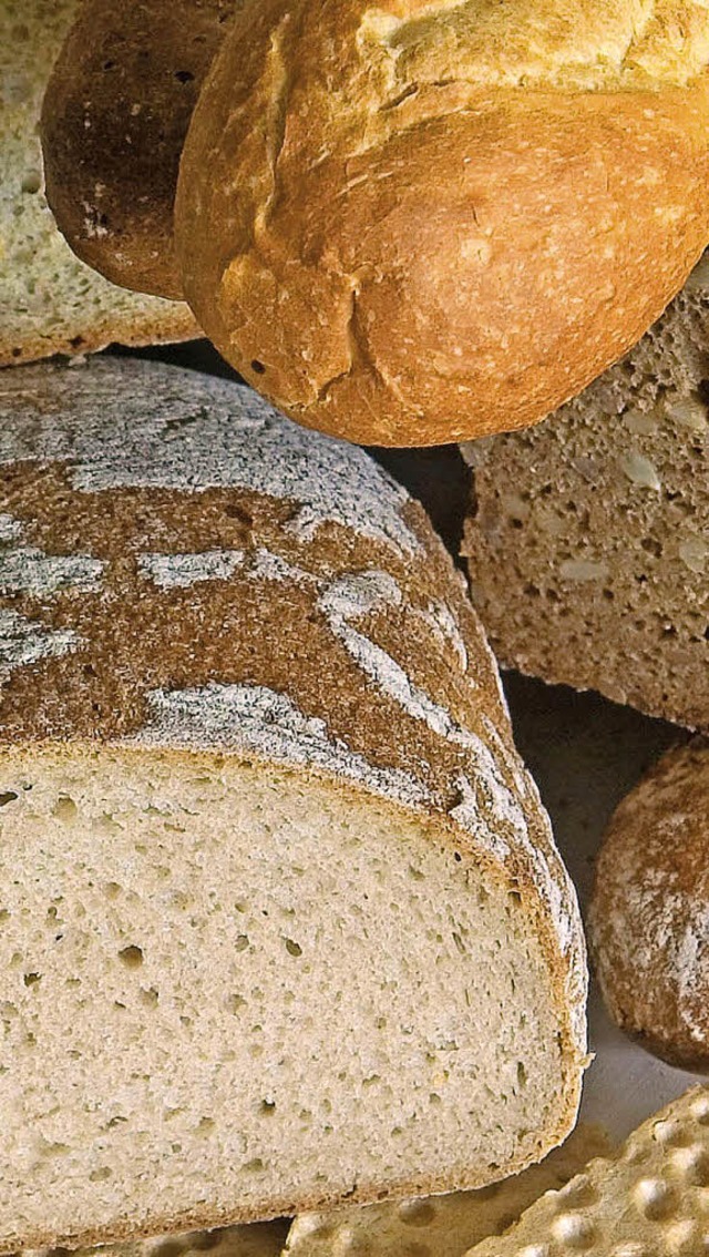 45 Brote backt Mary Trndle in ihrer K...ung und den Genuss der Besucher sorgt.  | Foto: Cornelia Liebwein/dpa