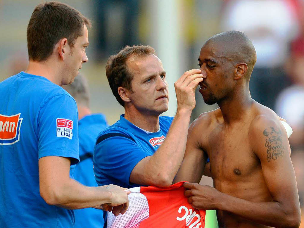 Gelson Fernandes (SC Freiburg) musste zweimal nach einer Verletzung behandelt werden.