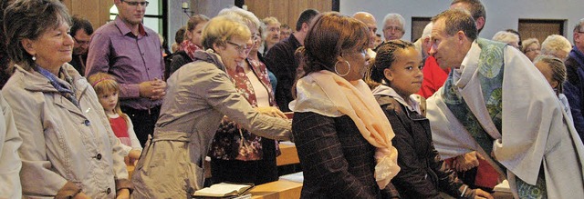 Pfarrer Gerd Mller (rechts) begrt im Gottesdienst die Gemeindemitglieder.   | Foto: Ounas-Krusel