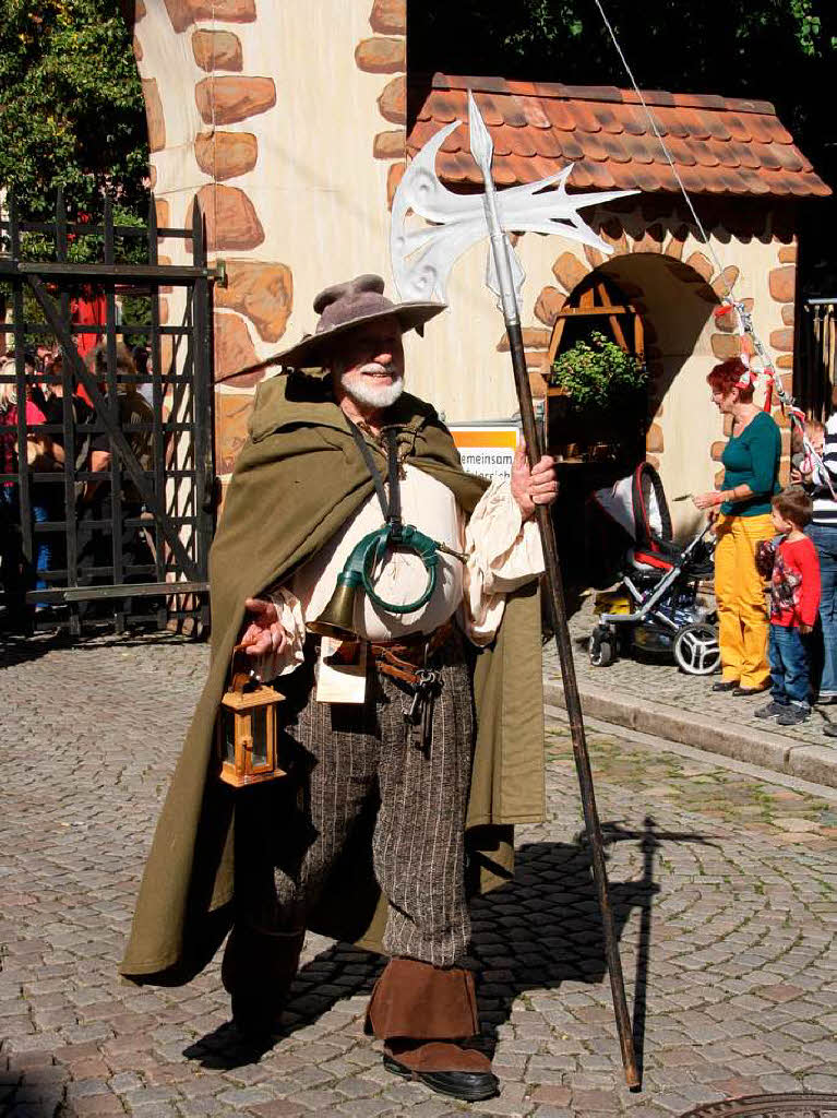 Ritter, Landsknechte und allerlei fahrendes Volk zog beim groen Festumzug durch Staufen.