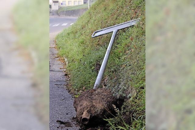 Unbekannte knicken Schilder