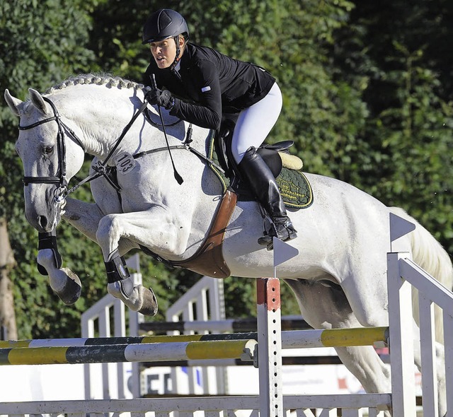 Sieger im M-Springen: Coronino unter Carmen Vogt-Brndlin   | Foto: Keller