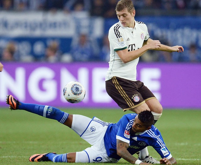 Oben und unten: Schalkes Kevin-Prince ... den Mnchner Toni Kroos nicht bremsen  | Foto: afp