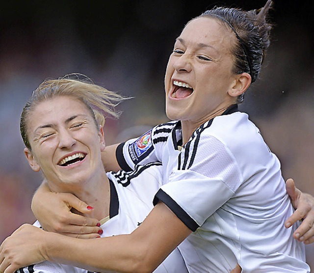 Feierstunde: Nadine Keler (rechts) jubelt mit Bianca Schmidt  | Foto: dpa