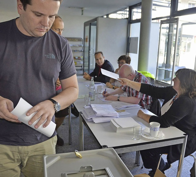 Felix Eichhorn (links) gehrte zu den ...d Thomas Kruse Dienst als Wahlhelfer.   | Foto: langelott