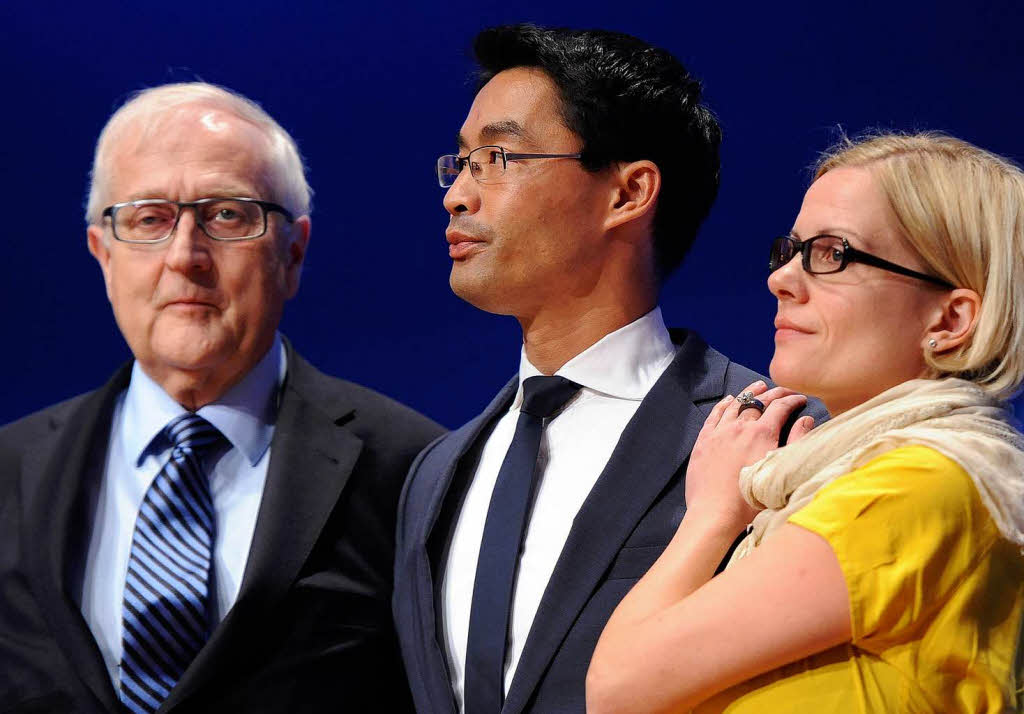 Rainer Brderle (l.), Philipp Rsler und dessen Frau Wiebke bei der FDP-Wahlparty in Berlin nach der Bekanntgabe der ersten Hochrechnungen.