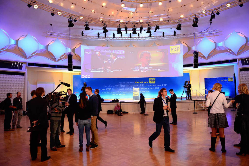 Nur wenige FDP-Anhnger sind nach Bekanntgabe der ersten Hochrechnungen noch im Berlin Congress Center auf der Wahlparty.