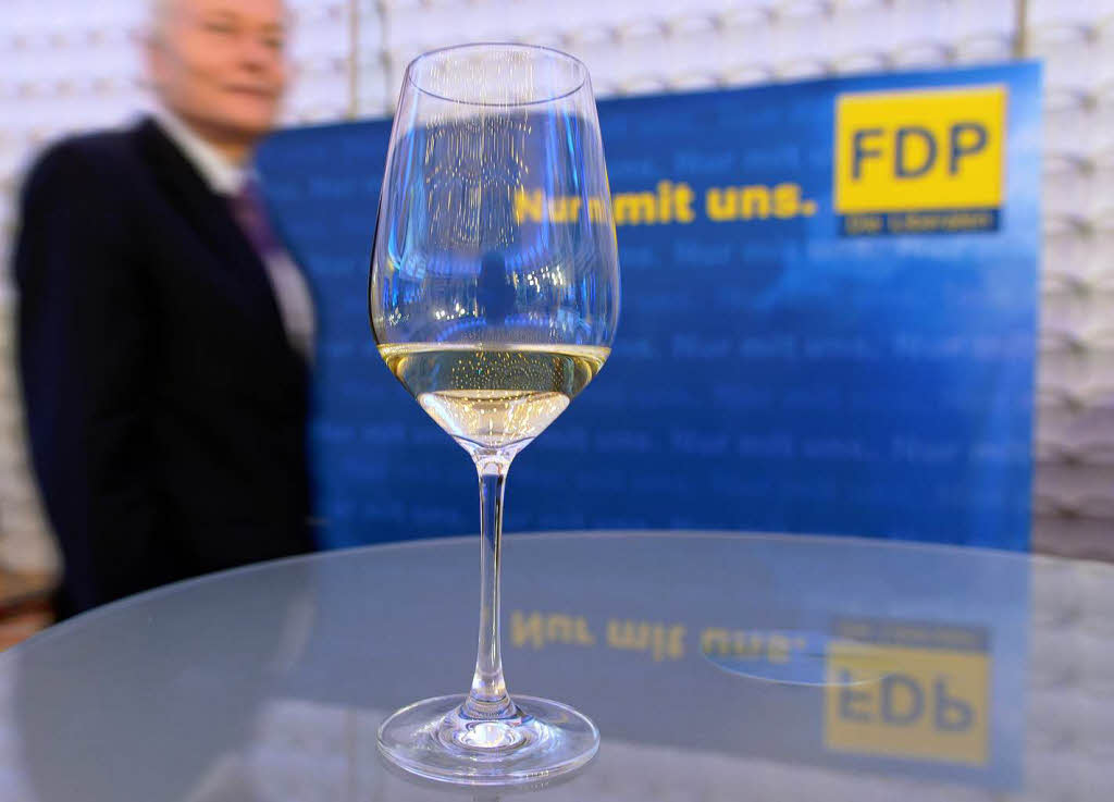 Ein fast leeres Weinglas – gesehen bei der Wahlparty der FDP in Berlin.