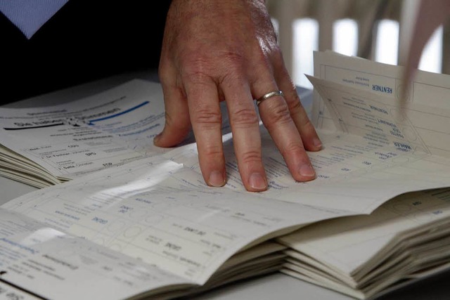 Emmendinger Rathaus-Mitarbeiter zhlen die Stimmzettel aus.  | Foto: Patrik Mller