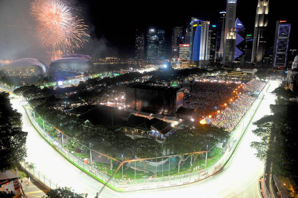 Das Feuerwerk nach Sebastian Vettels Machtdemonstration ber dem Lichtermeer von Singapur war schon weltmeisterlich, auf seine vierte Titelfeier muss der Heppenheimer aber noch ein paar Wochen warten.