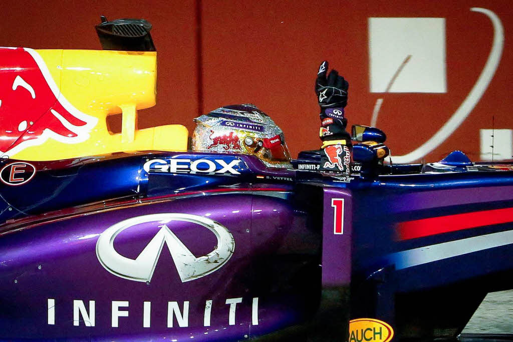 Der Red-Bull-Pilot triumphierte zum dritten Mal in Folge beim spektakulren Nachtrennen in Asien …
