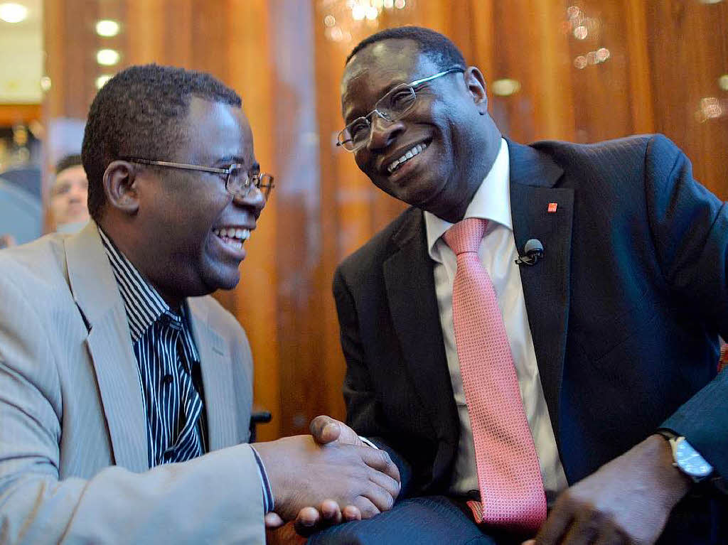 Karamba Diaby (rechts) zieht als erster aus Afrika stammender Abgeordneter in den Bundestag ein, und zwar fr die SPD.