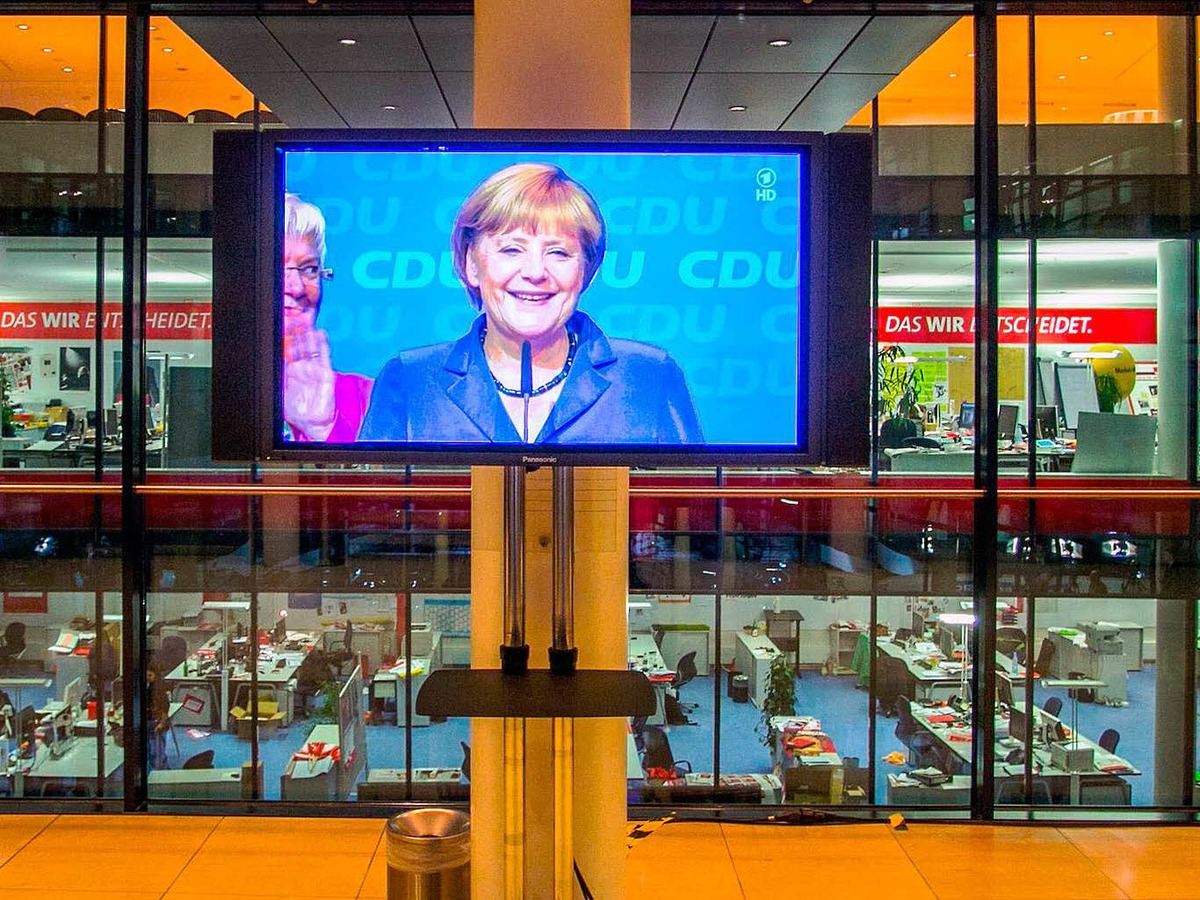 Angela Merkel auf allen Kanlen, sogar auf einem Monitor im Willy-Brand-Haus der SPD und ihrer Wahlkampfzentrale „Kampa“.