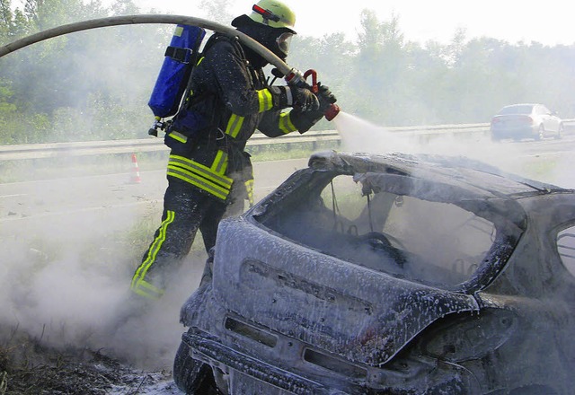 In Flammen geriet ein Pkw, nachdem er ...inen Sattelschlepper aufgefahren war.   | Foto: Feuerwehr Bad Krozingen