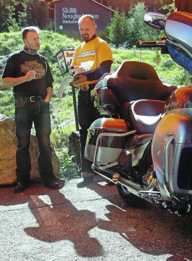 Benzingesprche im Windschatten der Maschinen.   | Foto: T. Httich